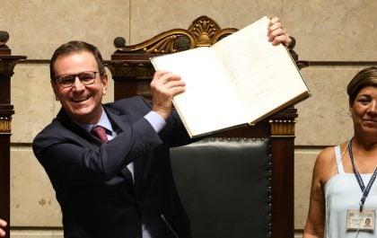 Paes assume 4º mandato no Rio e propõe Força Municipal de Segurança armada