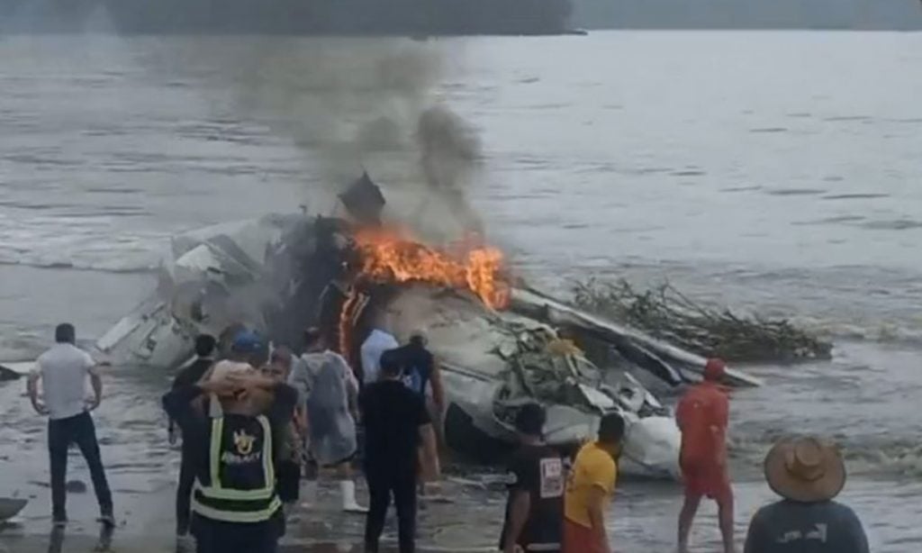 Avião de pequeno porte explode em praia de Ubatuba após ultrapassar pista; o piloto morreu