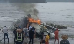 Avião de pequeno porte explode em praia de Ubatuba após ultrapassar pista; o piloto morreu