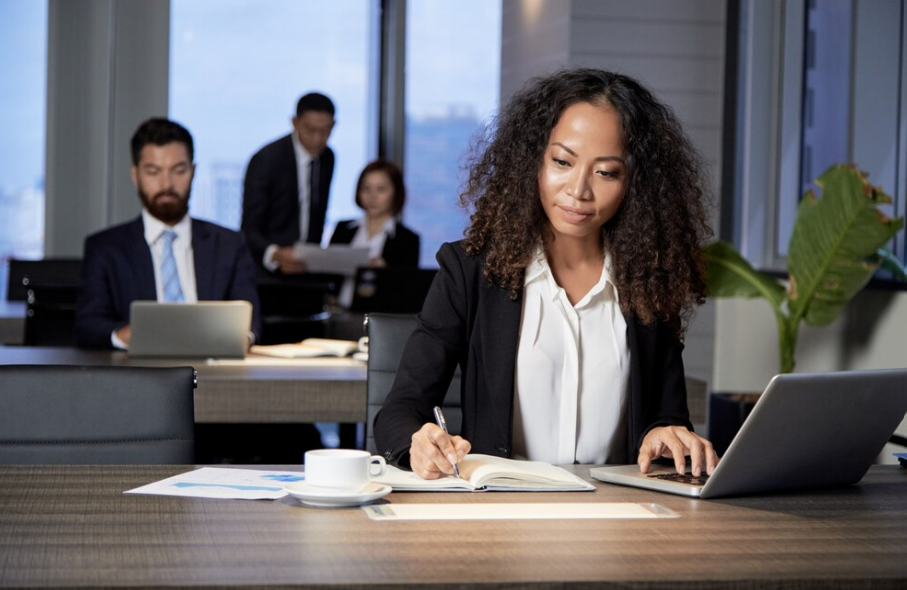 Escritórios personalizados ganham espaço em empresas com trabalho híbrido