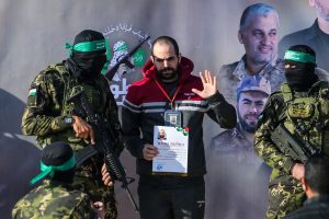 Hamas liberta mais três reféns israelenses