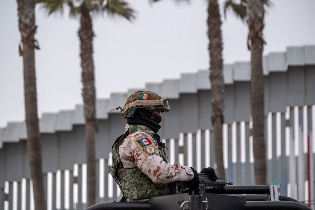 México inicia envio de 10 mil militares para a fronteira com os EUA