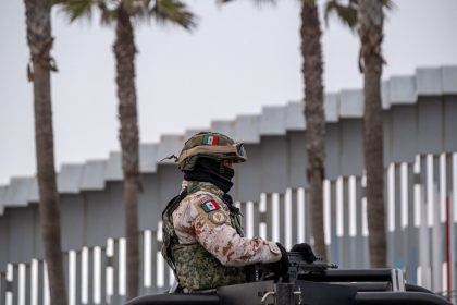 México inicia envio de 10 mil militares para a fronteira com os EUA