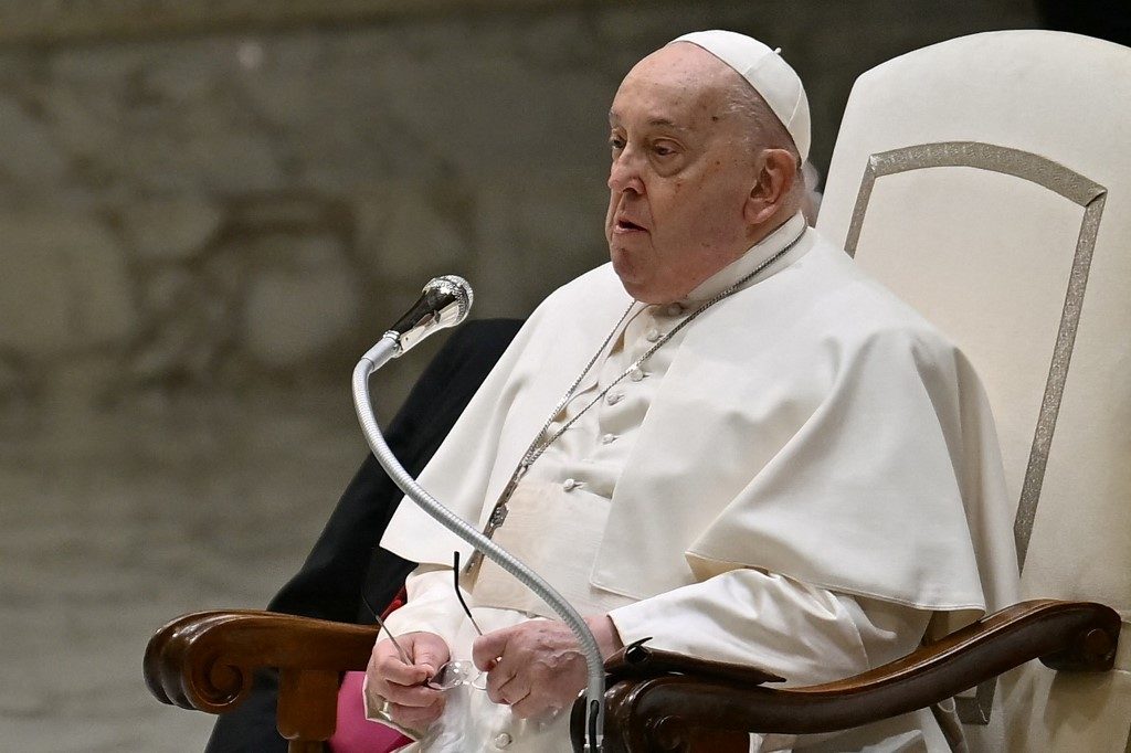Papa Francisco, hospitalizado e com pneumonia, respira sem ajuda de aparelhos