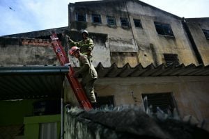 Incêndio em fábrica de fantasias de carnaval no Rio pode ter sido causado por curto-circuito