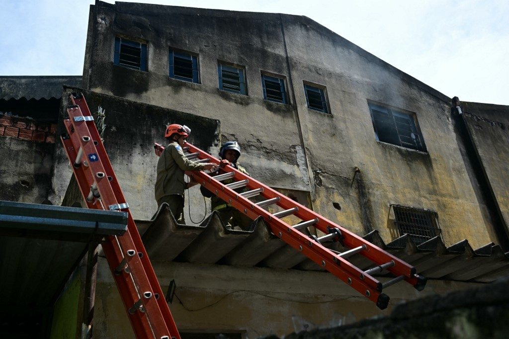 Incêndio atinge fábrica de fantasias de carnaval no Rio de Janeiro