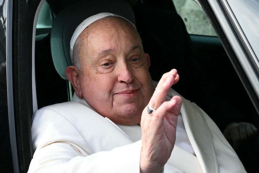 Internado por crise respiratória, papa Francisco teve noite ‘tranquila’, diz Vaticano