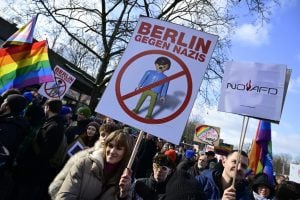 Milhares de manifestantes protestam contra extrema-direita em Berlim