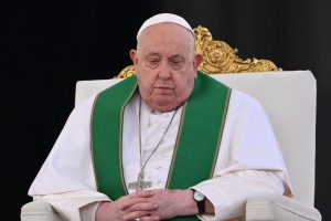 Papa Francisco segue em estado 'crítico' e apresenta quadro de insuficiência renal leve
