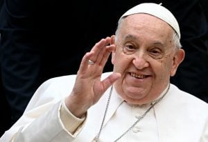 Papa Francisco deve ter alta no próximo domingo, diz hospital