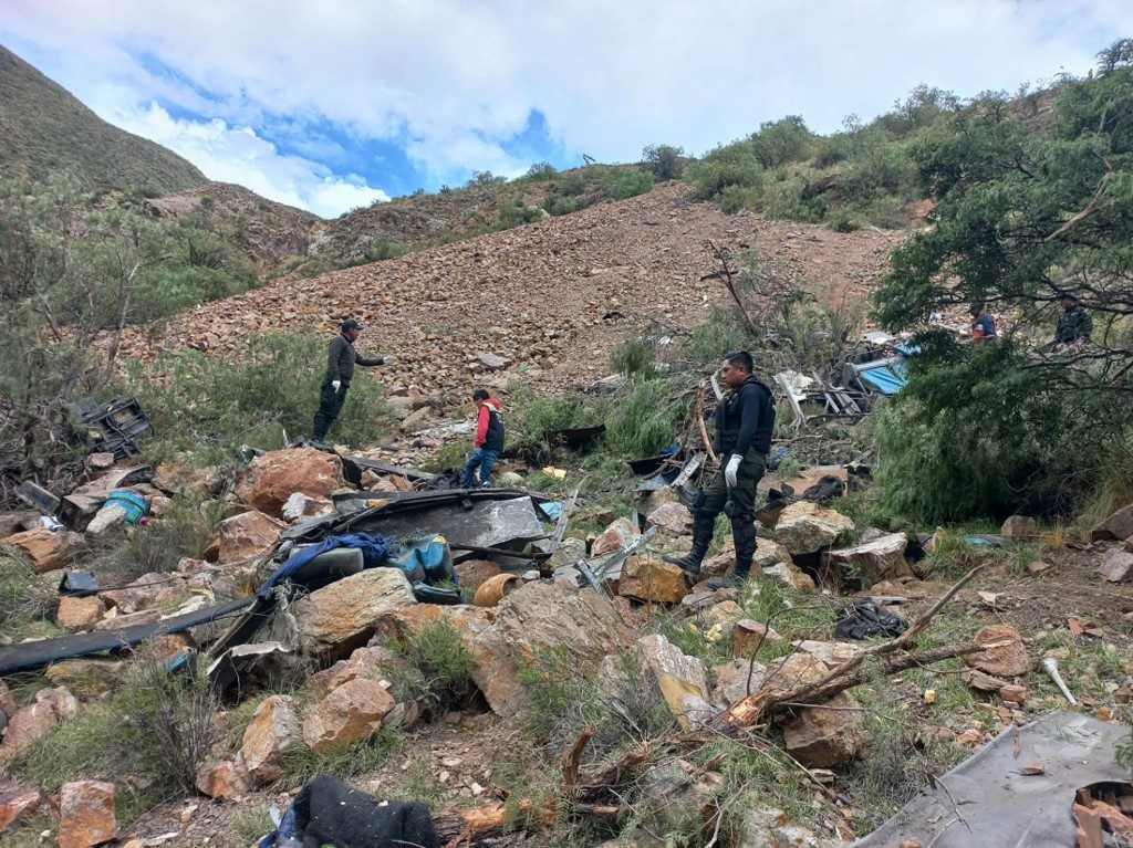 Acidente de ônibus de passageiros deixa pelo menos 30 mortos na Bolívia