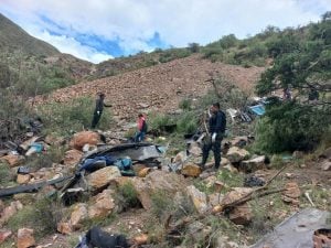 Acidente de ônibus de passageiros deixa pelo menos 30 mortos na Bolívia