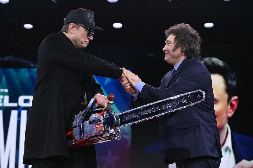 Milei presenteia Musk com motosserra em evento nos EUA