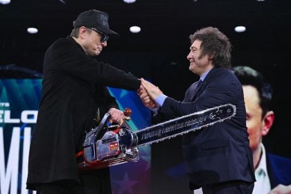 Milei presenteia Musk com motosserra em evento nos EUA