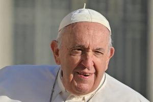 Papa Francisco está estável e sem crise respiratória, diz novo boletim do Vaticano