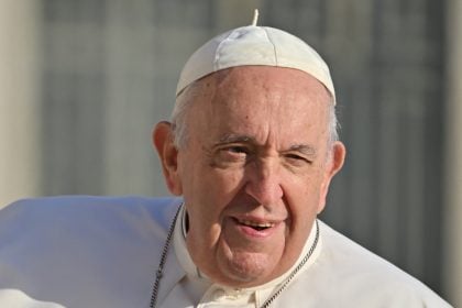 Papa Francisco está estável e sem crise respiratória, diz novo boletim do Vaticano