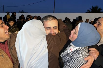 Hamas entrega corpos de 4 reféns e Israel liberta centenas de palestinos