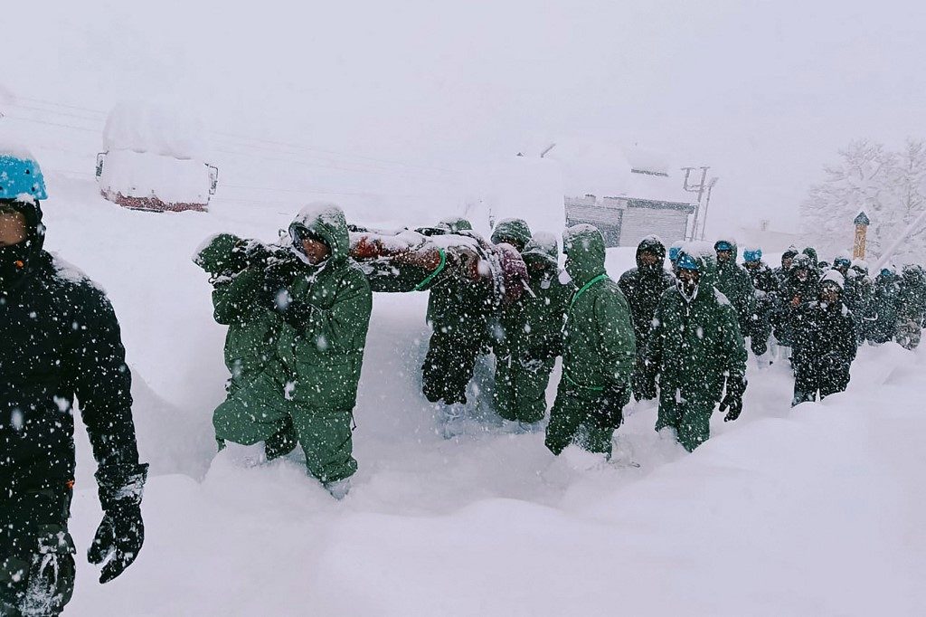 Mais de 20 pessoas seguem desaparecidas após avalanche no Himalaia