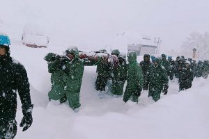 Mais de 20 pessoas seguem desaparecidas após avalanche no Himalaia