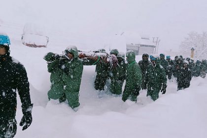 Mais de 20 pessoas seguem desaparecidas após avalanche no Himalaia