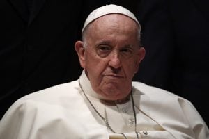 'A situação continua complexa e o prognóstico reservado', diz Vaticano sobre saúde do papa