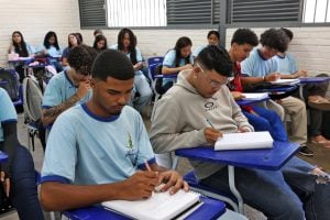 8,7 milhões de jovens brasileiros abandonaram ou nunca frequentaram a escola, mostra IBGE