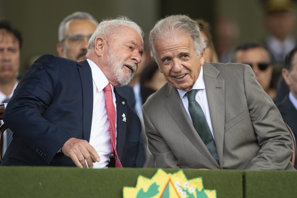 Múcio atende a apelo de Lula e decide seguir na Defesa