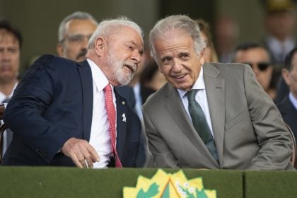 Múcio atende a apelo de Lula e decide seguir na Defesa