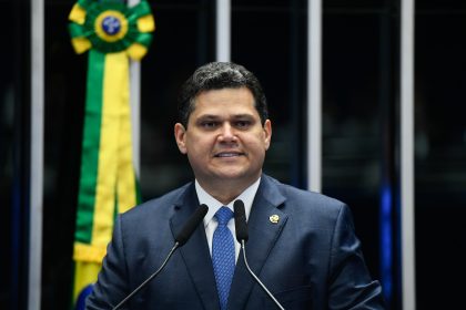 Alcolumbre defende emendas e manda recado ao STF em discurso de campanha para Presidência do Senado