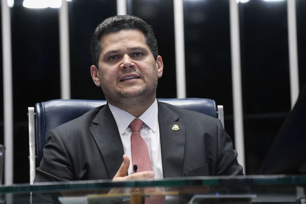 Alcolumbre diz que Bolsonaro tem direito à ampla defesa e despista sobre anistia