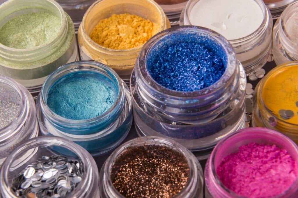 5 cuidados com glitter e tinta na região íntima no Carnaval
