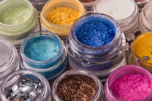5 cuidados com glitter e tinta na região íntima no Carnaval