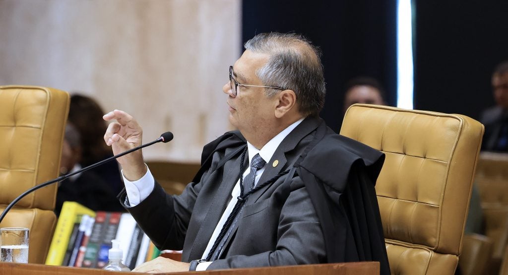 Dino diz ter recebido mensagem com ameaças e ofensas