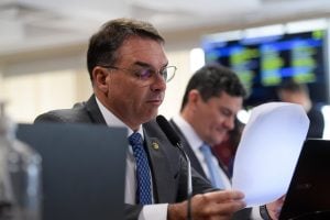 AGU pede que o STF rejeite queixa de Flávio contra Haddad por lembrança sobre a rachadinha