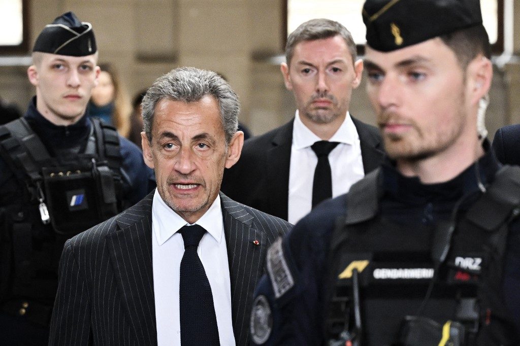 Sarkozy recebe tornozeleira eletrônica após condenação por corrupção na França