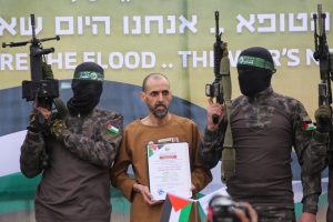 Hamas liberta 3 reféns israelenses na 5ª troca de prisioneiros palestinos
