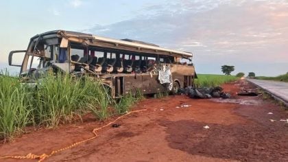 Acidente entre caminhão e ônibus universitário deixa 12 mortos em estrada de SP