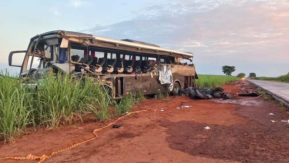 Acidente entre caminhão e ônibus universitário deixa 12 mortos em estrada de SP