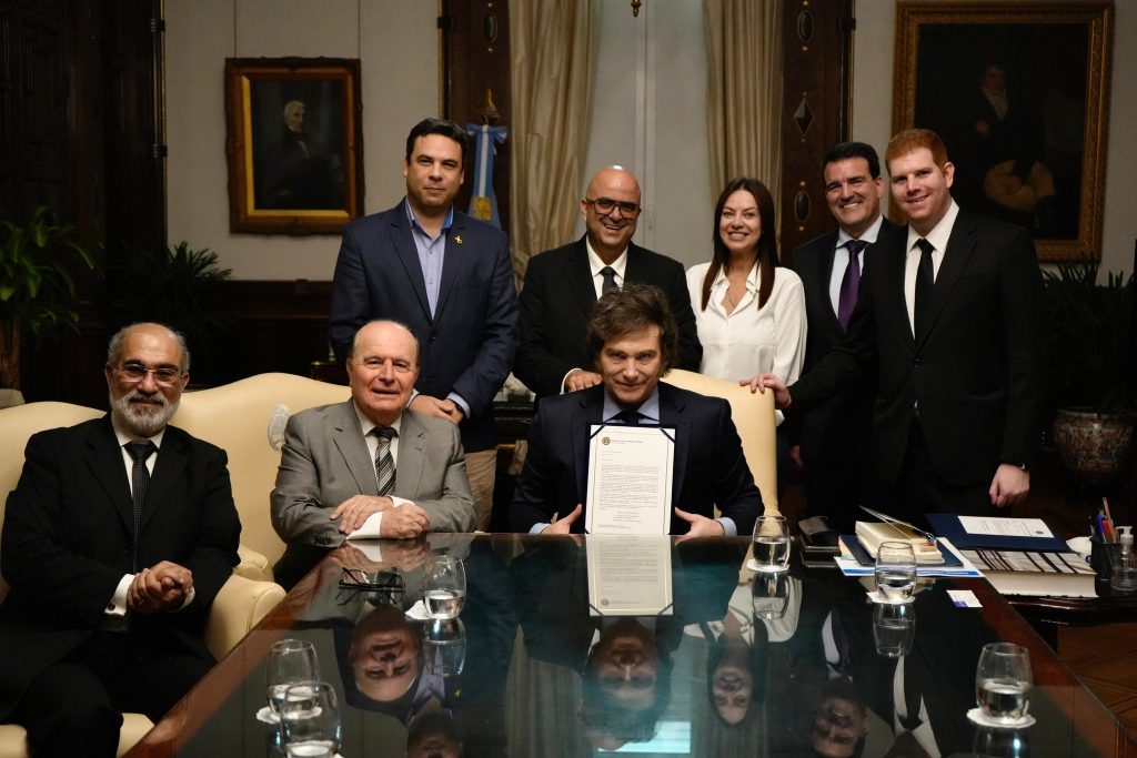 Milei recebe prêmio de ‘Economista do Ano’ de entidade brasileira