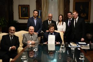 Milei recebe prêmio de 'Economista do Ano' de entidade brasileira