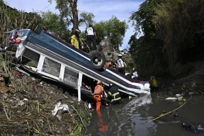 Ônibus cai de barranco e deixa mais de 50 mortos na Guatemala
