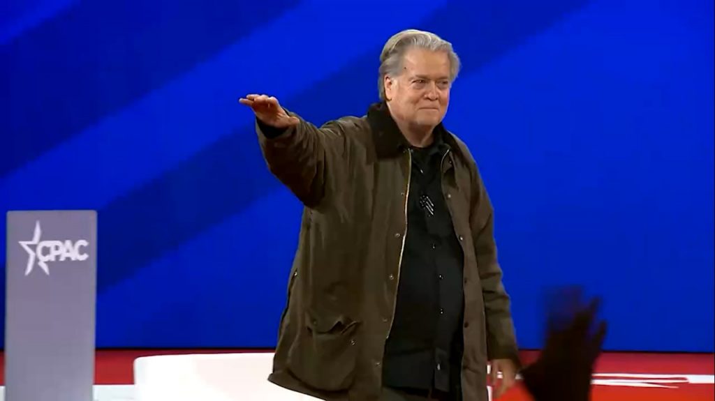 Guru do trumpismo, Steve Bannon faz saudação nazista em evento conservador nos EUA