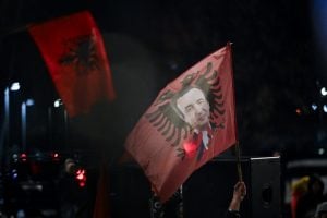 Partido governante do Kosovo vence eleições legislativas, mas terá de buscar coalizão