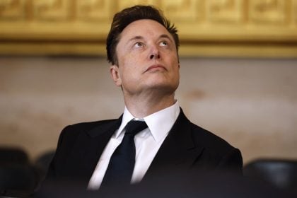 Musk submete a votação no X a reintegração de funcionário racista