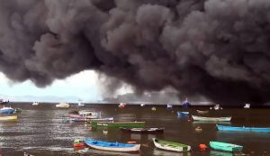 Incêndio de grandes proporções atinge fábrica de óleo na Ilha do Governador, no Rio de Janeiro