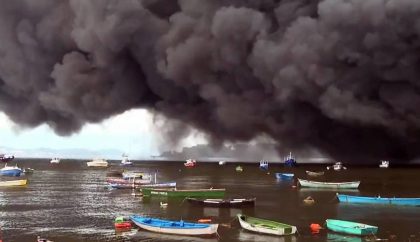 Incêndio de grandes proporções atinge fábrica de óleo na Ilha do Governador, no Rio de Janeiro