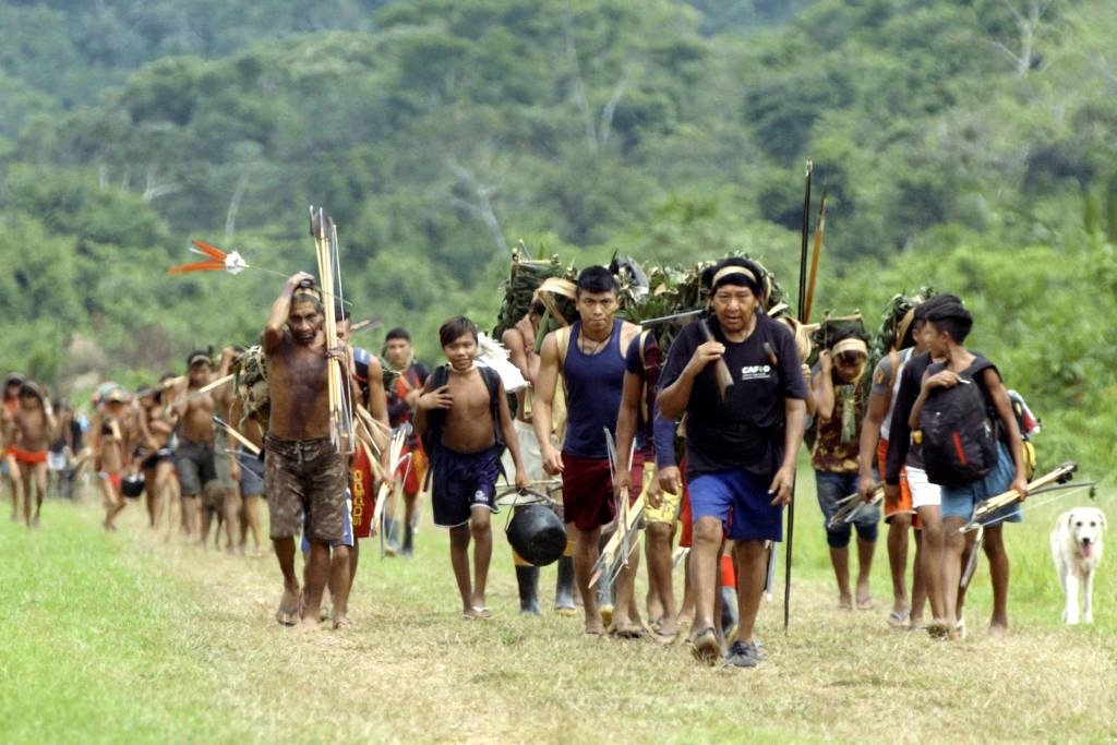 Documentário brasileiro sobre yanomamis estreia na França com elogios da crítica