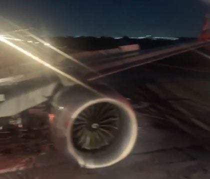Avião bate em carro na pista e aborta decolagem no aeroporto internacional do Rio