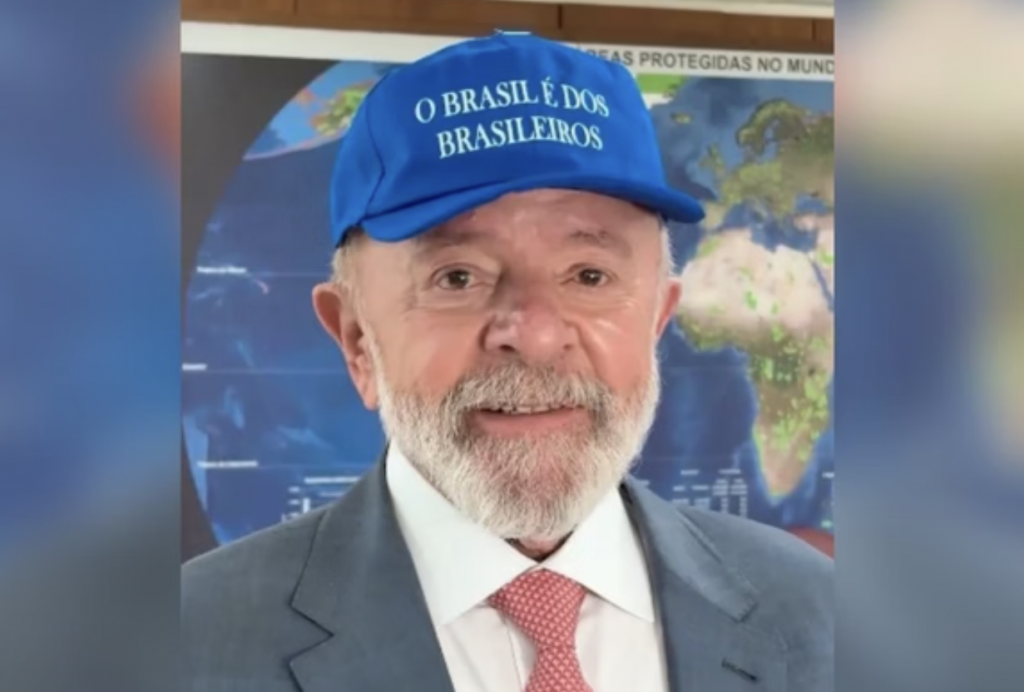 ‘O Brasil é dos brasileiros’: Lula grava vídeo vestindo o boné azul criado por ministros
