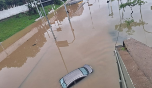 Idoso morre ao ficar preso com carro durante enchente; veja os impactos da chuva em SP